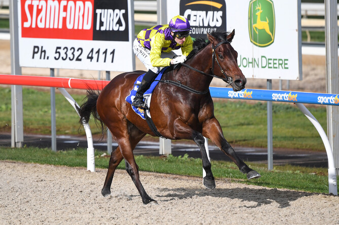 Incheon Express winning on debut at Ballarat. Photo: Pat Scala/Racing Photos
